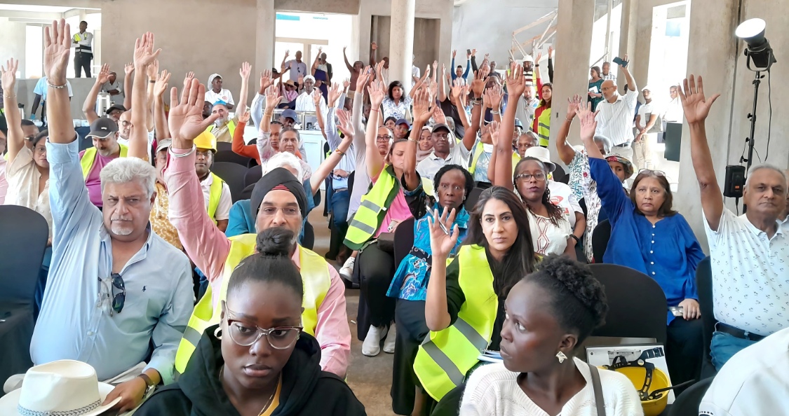 Residents reject the regularization of Kitisuru Manor, showing unity and community power.